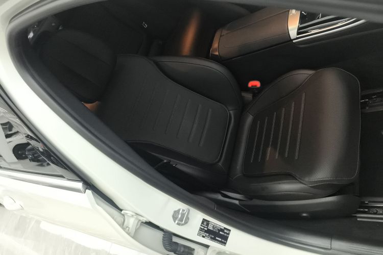 奔驰C级 2022款 C 200 L 运动版局部细节41