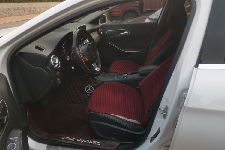 奔驰GLA 2016款 GLA 200 动感型中控内饰19