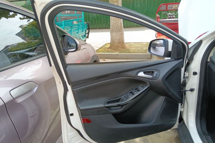 福特 福克斯 2017款 三厢 1.6L 自动风尚型智行版中控内饰47