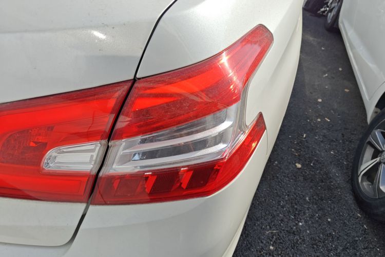 标致408 2015款 1.2T 自动豪华版车身外观9