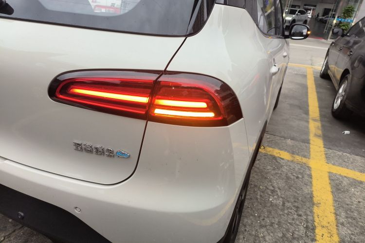 五菱汽车 五菱缤果PLUS 2024款 330km 五座版车身外观9