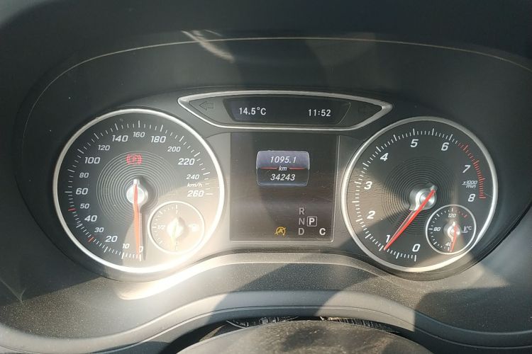 奔驰B级 2015款 B 200 动感型中控内饰14