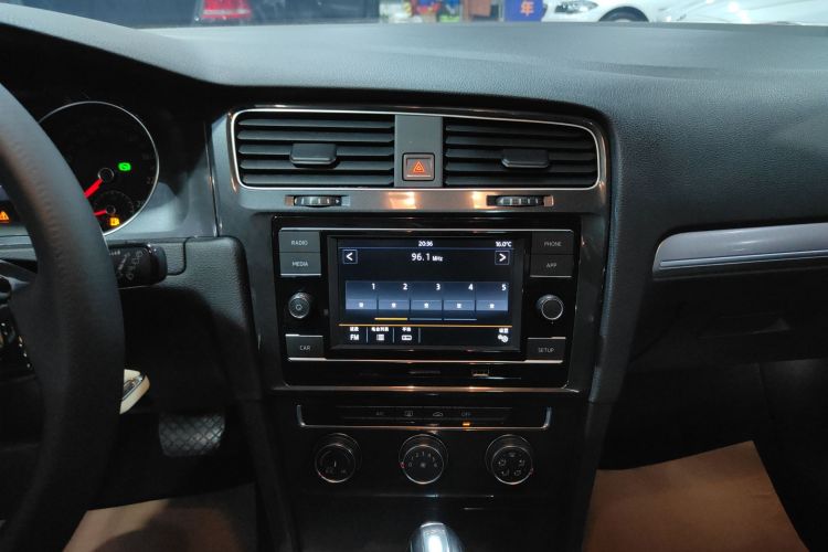 大众 高尔夫 2018款 230TSI 自动舒适型中控内饰16