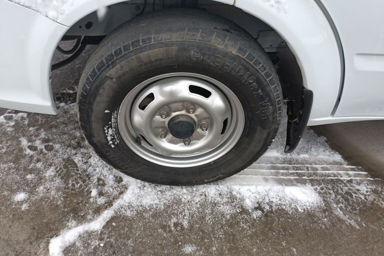 江铃福顺 2022款 2.0T 手动多功能乘用车中轴中高顶6-7座车身外观6007