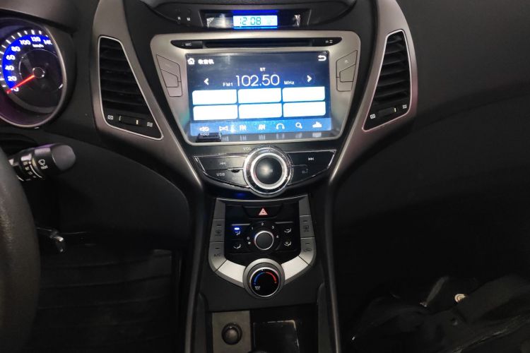 现代 朗动 2015款 1.6L 自动时尚型中控内饰16