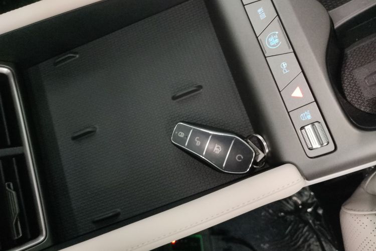 比亚迪 元UP 2025款 智驾版 401KM 活力版中控内饰7001