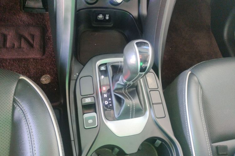 现代 胜达 2017款 2.0T 自动四驱智能型 7座中控内饰18