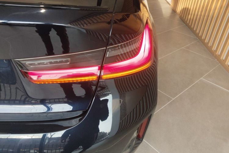 宝马3系 2023款 325Li M运动曜夜套装车身外观9