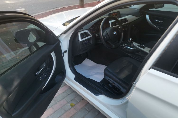 宝马3系 2015款 320i 时尚型中控内饰20