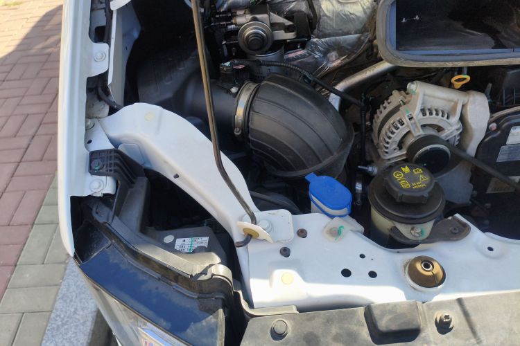 江铃福顺 2023款 2.0T 手动短轴低顶商运型多功能乘用车6座 双开尾门局部细节9006