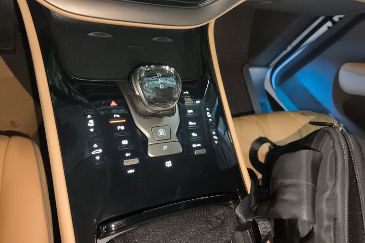 腾势D9 2022款 DM-i 970 四驱旗舰型中控内饰18