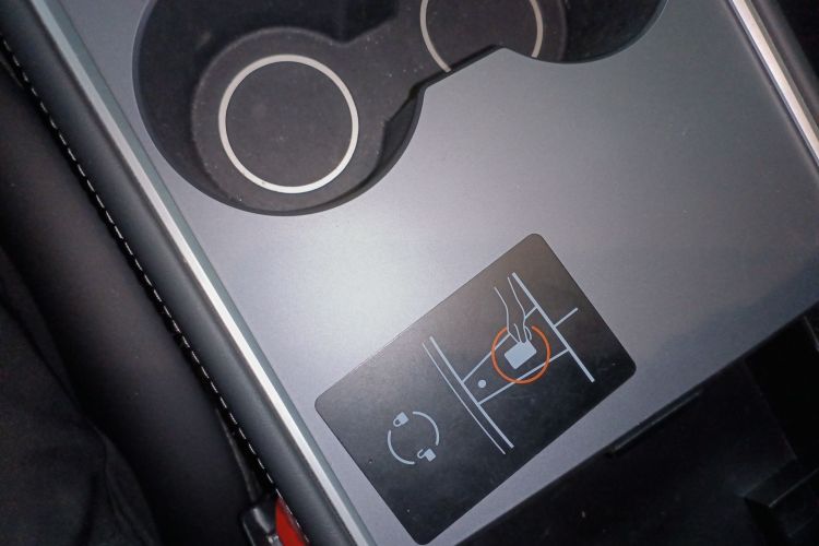 特斯拉 Model Y 2023款 后轮驱动版中控内饰7001