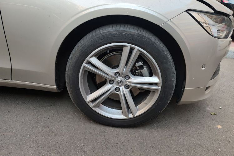 沃尔沃S90 2018款 T4 智远版车身外观10