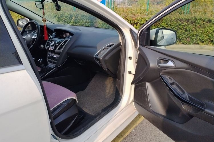 福特 福克斯 2012款 两厢 2.0L 手动豪华运动型局部细节9005
