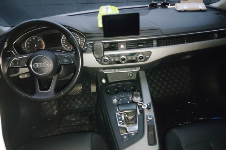 奥迪A4L 2017款 40 TFSI 时尚型中控内饰12