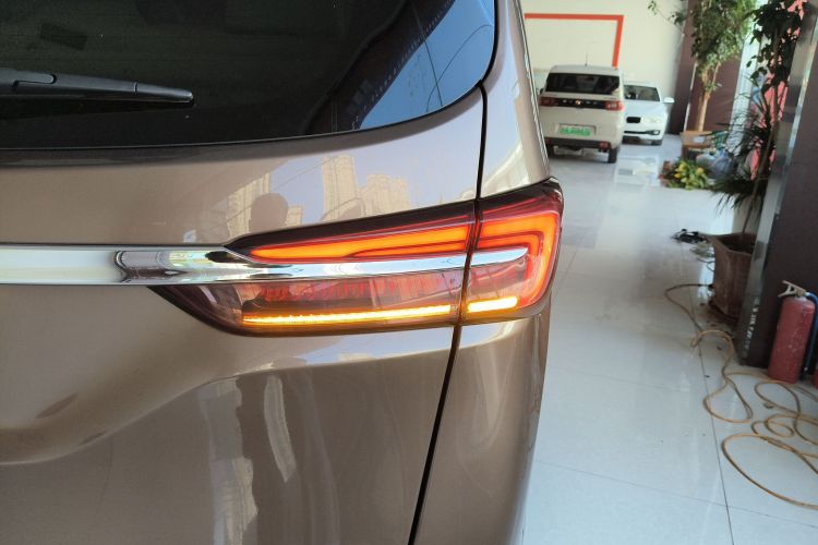 别克GL8 2021款 陆上公务舱 652T 尊贵型车身外观6006