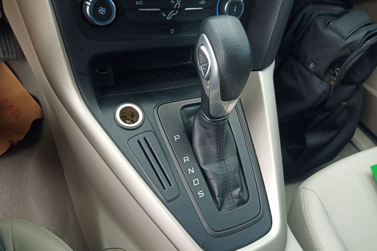 福特 福克斯 2015款 三厢 1.6L 自动舒适型中控内饰18