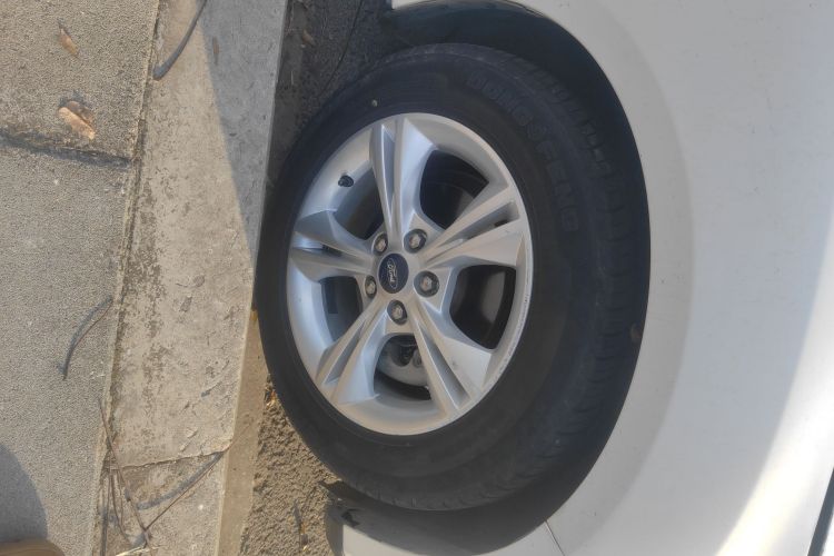 福特 福克斯 2012款 三厢 1.6L 手动风尚型车身外观10