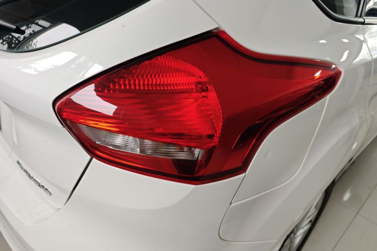 福特 福克斯 2018款 两厢经典 1.6L 自动风尚型智行版车身外观6006