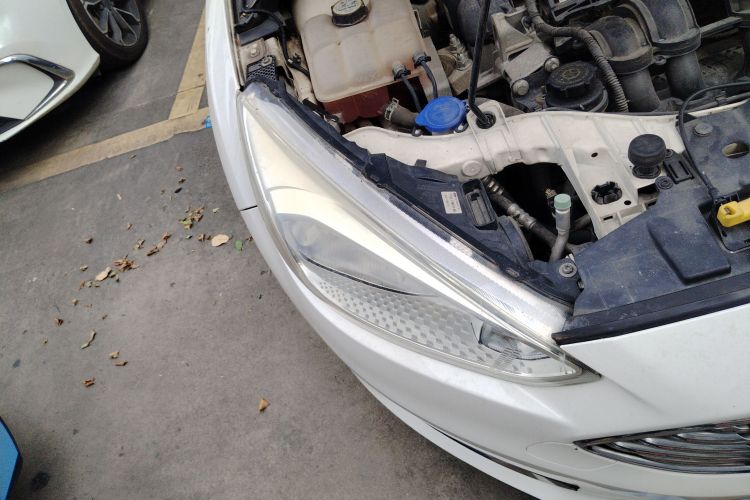 福特 福克斯 2015款 三厢 1.6L 手动舒适型车身外观8