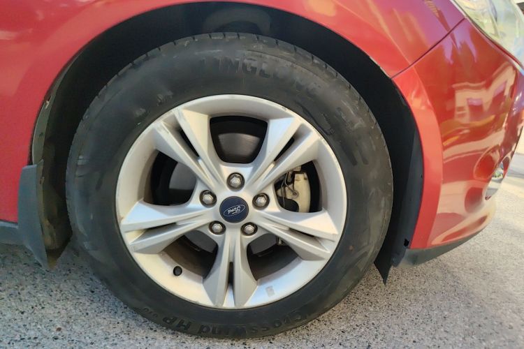 福特 福克斯 2012款 两厢 1.6L 自动风尚型车身外观10