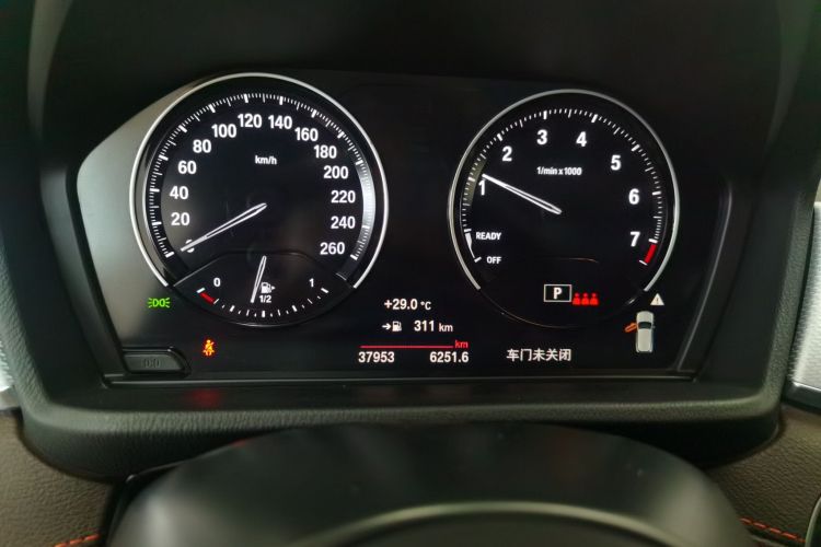 宝马X2 2021款 改款 sDrive25i 曜夜版中控内饰14