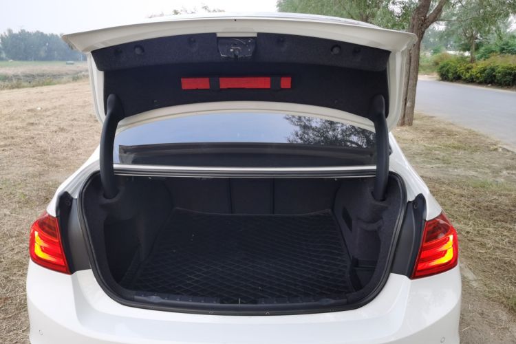 宝马3系 2014款 328Li xDrive风尚设计套装机舱底盘23