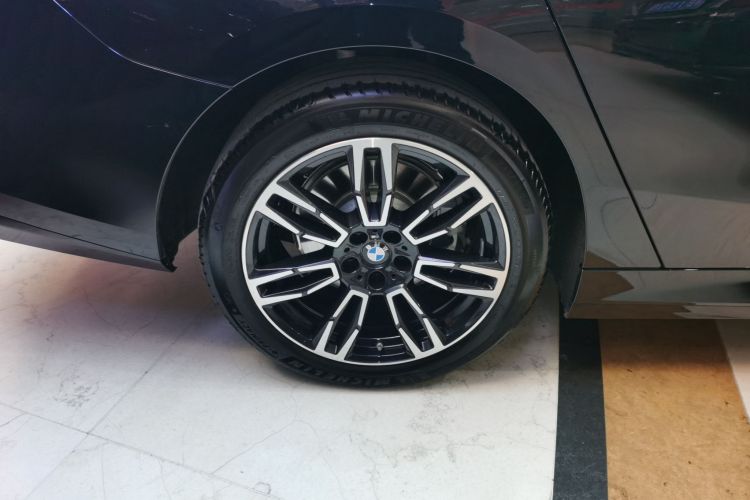 宝马5系 2025款 530Li 领先型 M运动套装车身外观6008