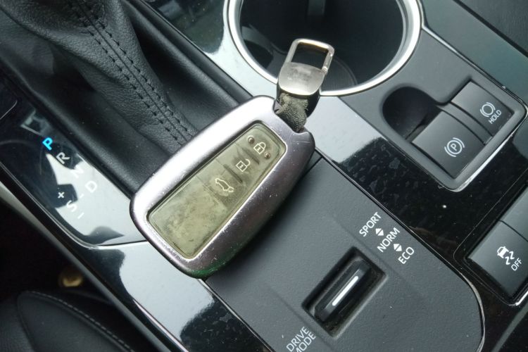 丰田 汉兰达 2022款 双擎 2.5L 两驱尊贵版 7座中控内饰7001