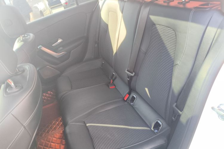 奔驰A级(进口) 2019款 A 200 动感型中控内饰21