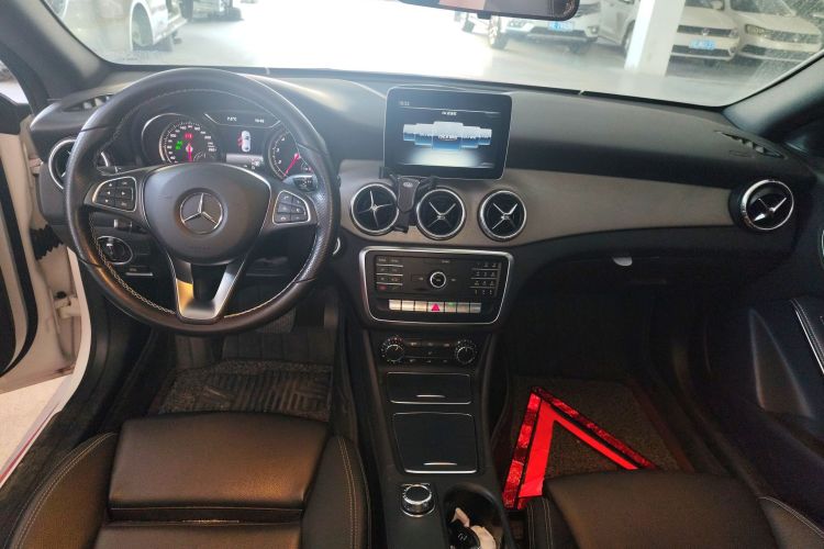 奔驰CLA 2018款 CLA 200 时尚型中控内饰16