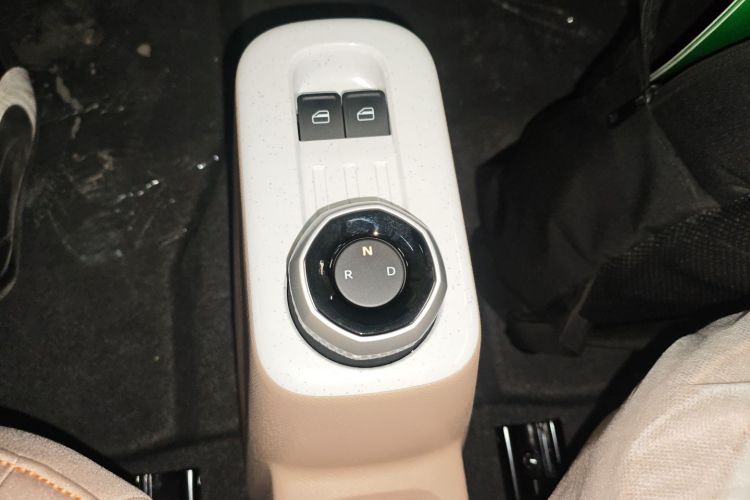 吉利银河 2024款 熊猫mini 200km 耐力熊中控内饰18