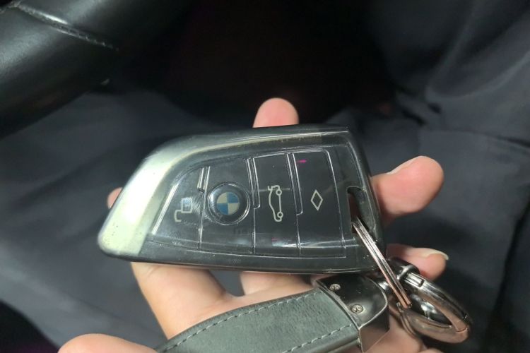 宝马3系 2022款 325Li M运动套装中控内饰11