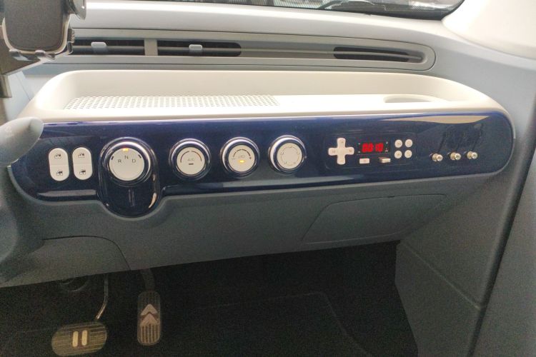 奔腾小马 2025款 222km 闪电马中控内饰16