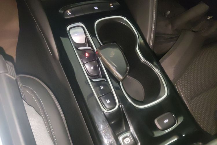 别克 2022款 改款 昂科威S 552T 两驱精英型中控内饰18