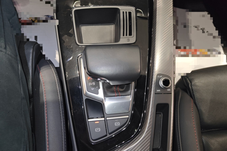 奥迪A4L 2022款 40 TFSI quattro RS套件燃速型中控内饰18