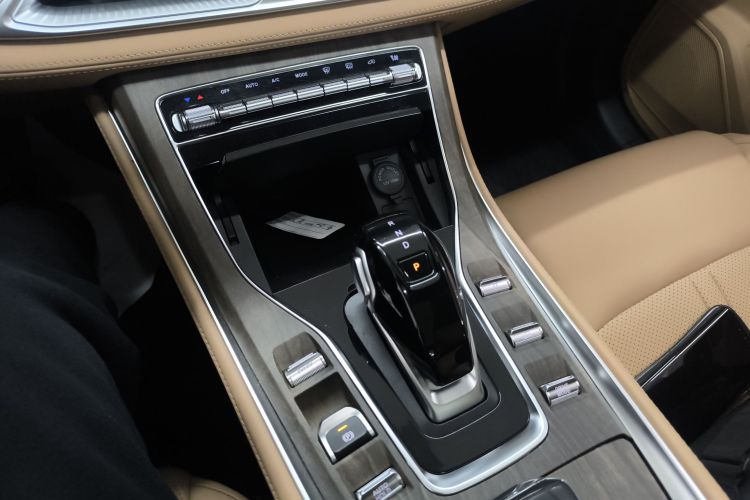 蓝电E5 2023款 1.5L DE-i 100KM臻享型 7座中控内饰18