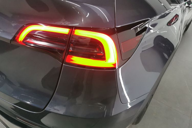 特斯拉 Model Y 2021款 长续航全轮驱动版车身外观9