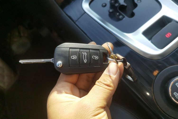 标致3008 2015款 1.6THP 自动潮流版中控内饰11