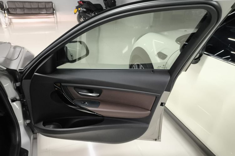 宝马3系 2019款 320Li 时尚型中控内饰7005