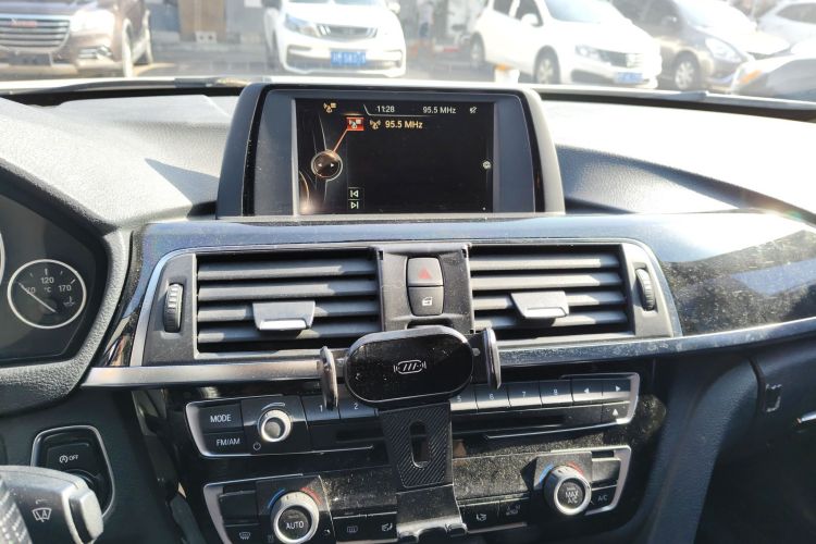 宝马3系 2016款 316i 时尚型中控内饰16