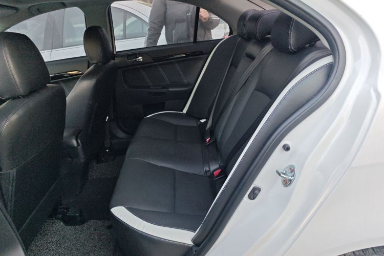 三菱 翼神 2016款 1.8L 手动黑白复刻版中控内饰7004