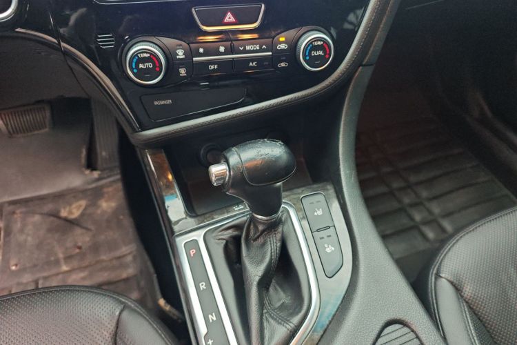 起亚K5 2014款 2.0L 自动LUXURY中控内饰18