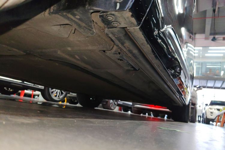 腾势D9 2022款 DM-i 970 四驱尊荣型机舱底盘30