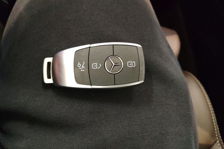 奔驰GLC 2022款 改款 GLC 300 L 4MATIC 动感型臻藏版中控内饰11