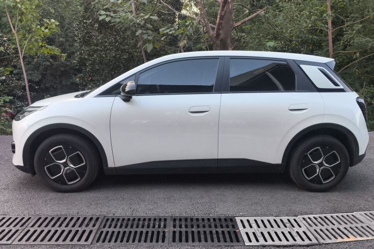 埃安 AION UT 2025款 420智享版车身外观4