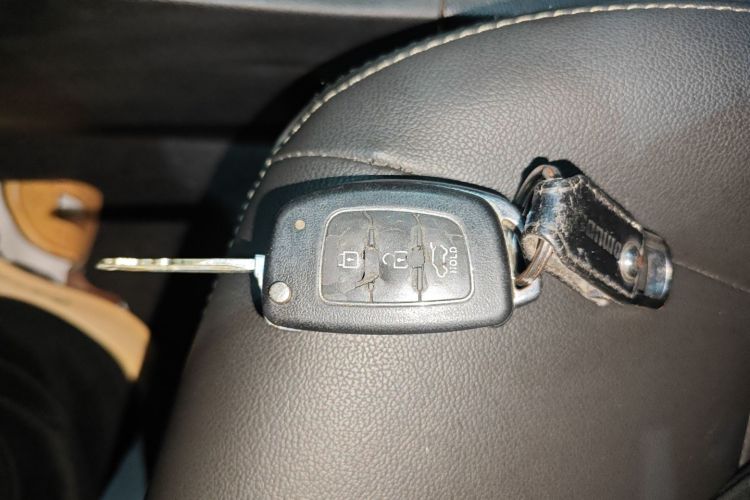 现代 朗动 2015款 1.6L 自动时尚型中控内饰11