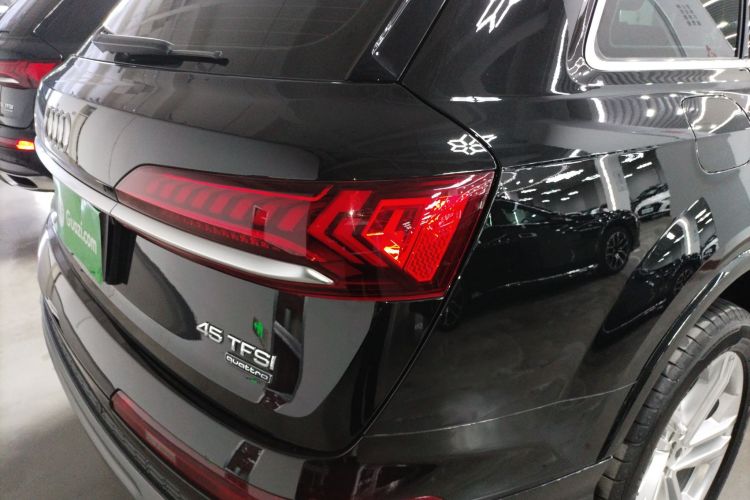 奥迪Q7 2023款 45 TFSI quattro S line运动型车身外观9