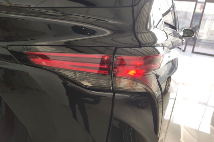 丰田 格瑞维亚 2026款 2.5L混动 尊贵PLUS四驱版车身外观9