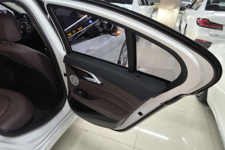 宝马1系 2021款 120i M运动曜夜版中控内饰45